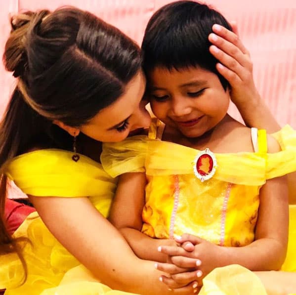 Ella es Alina, a quien 
<b><a href="http://www.univision.com/temas/paulina-goto">Pau</a></b> no dejó de apapachar en todo momento.