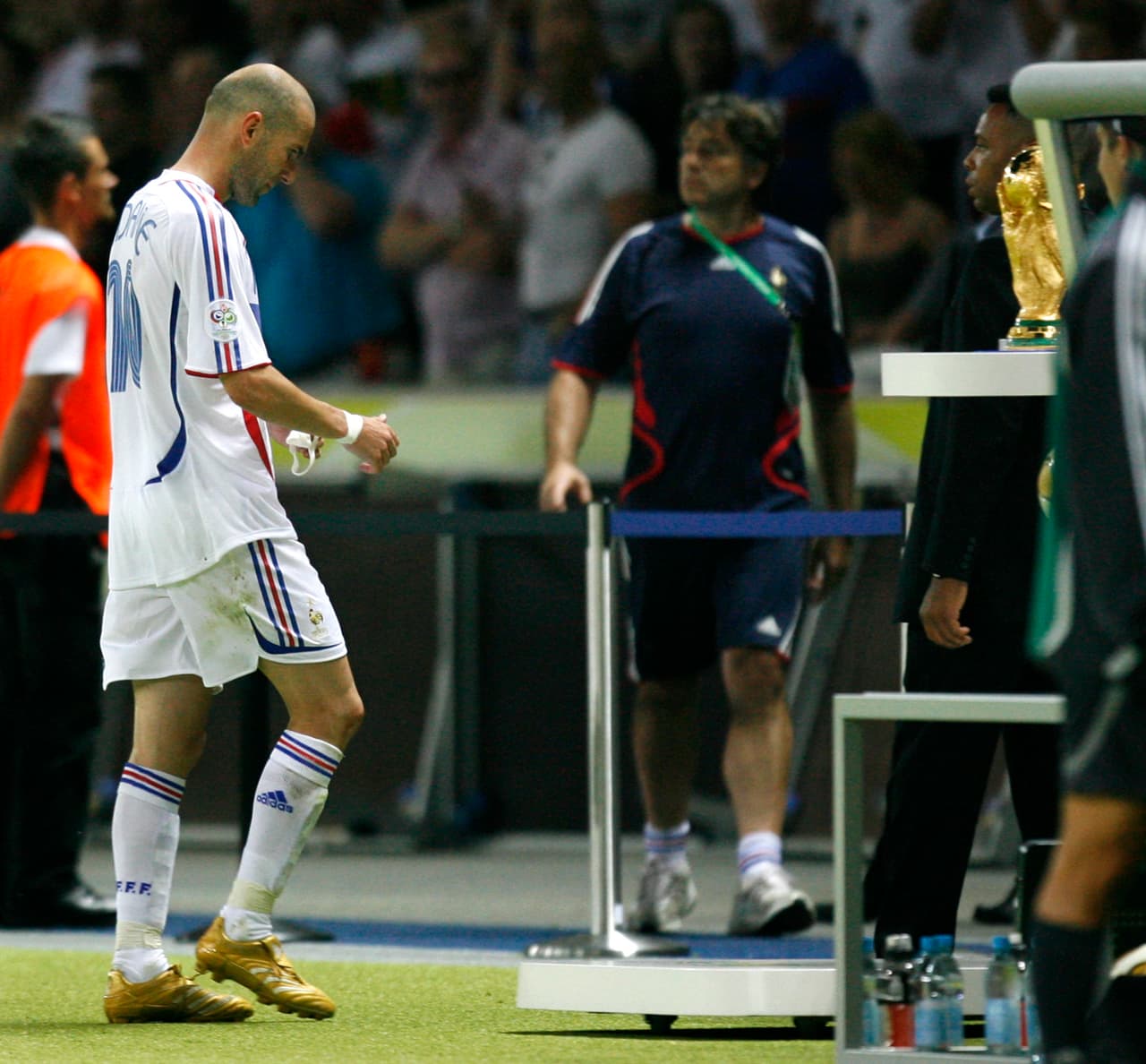 Alemania ya fue testigo del peor momento en la carrera de Zidane como jugador, un momento que pasó como algo inédito en la historia de los Mundiales.