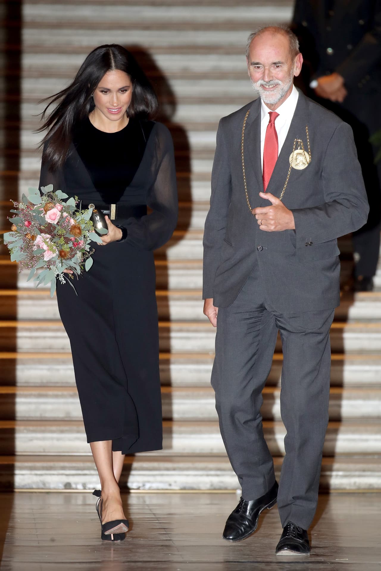 Meghan Markle en su primer evento oficial en solitario con vestido negro Givenchy.