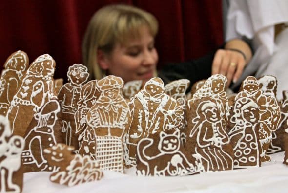 El nacimiento tiene 1,806 piezas, todas hechas de pan de jengibre y tardaron en su fabricación un mes.