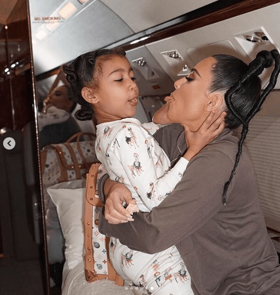 Durante ese primer capítulo, Kim Kardashian reveló también que 
<b><a href="https://www.univision.com/famosos/la-hija-de-kim-kardashian-demostro-otro-de-sus-talentos-y-esta-vez-no-fue-como-modelo-cuidado-kylie-jenner-fotos" target="_blank">a North West, su hija mayor,</a></b> de cinco años, no le hizo mucha gracia saber de la llegada de su nuevo hermanito.