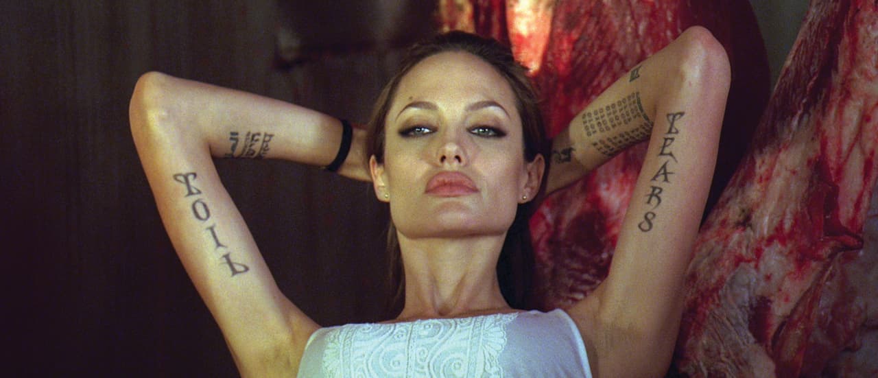 <b>Angelina Jolie / Fox</b>
<br>En la película Fox es una asesina experta, fría y de carácter duro. Como parte de La Fraternidad entrena a un joven llamado Wesley, para que se vuelva un asesino como ella, pero en su tiempo juntos desarrollan una gran conexión.