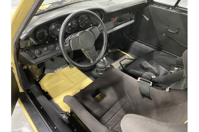 Tras el fallecimiento de Pablo Escobar a mano de la policía de Medellín en 1993,
<b> el auto permaneció almacenado por varios año</b>s en Colombia.