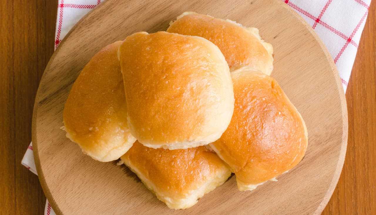 Pãozinho de leite na airfryer: perfeito para o café da tarde, ele fica fofinho e levemente adocicado