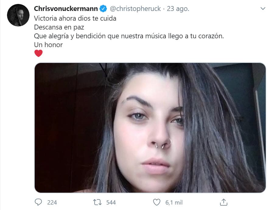 "
<b><a href="https://twitter.com/christopheruck/status/1297398844615884801?s=21" target="_blank">Victoria, ahora Dios te cuida</a></b>. Descansa en paz. Qué alegría y bendición que nuestra música llegó a tu corazón. Un honor", compartió.