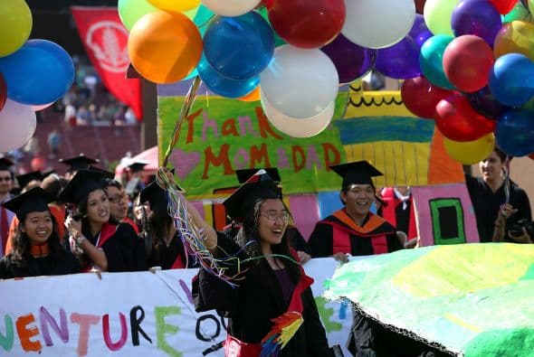El estudio halló que la crisis económica va quedando atrás en materia de empleos para recién graduados, y que un título universitario garantiza mejores oportunidades de empleo, y sueldos más altos, que las que pudieran tener graduados de secundaria sin título y aun con experiencia.