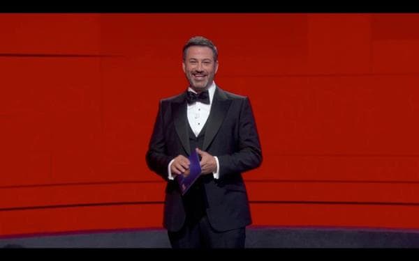 Jimmy Kimmel presentando la 72ª ceremonia anual de los Premios Emmy en Los Ángeles, California, en un nuevo formato digital.