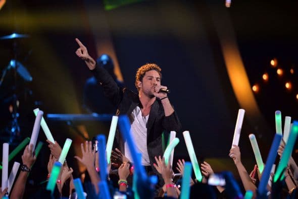 Por su parte, David Bisbal regresó más guapo que nunca para interpretar el tema "No amanece".
