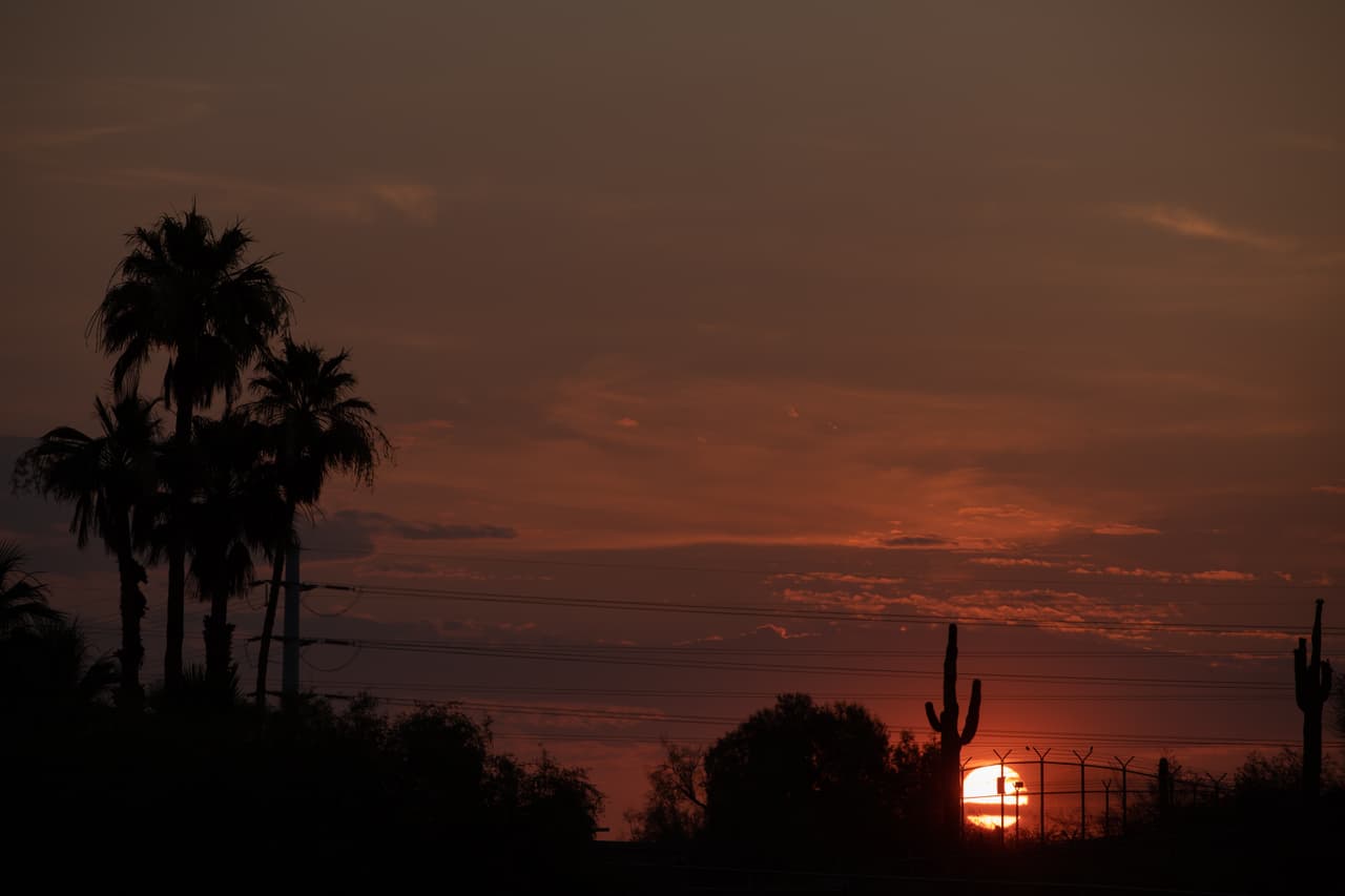 <h3 class="cms-H3-H3"><b>7. Arizona. </b></h3>
<br>
<br>El atardecer en Papago Park, en Phoenix, Arizona. El estudio indica un aumento promedio en los últimos treinta años de 2.7º F. De acuerdo con el Servicio Nacional Meteorológico (NWS, en inglés), 
<a href="https://www.azcentral.com/story/news/local/arizona-environment/2021/06/22/arizona-heat-wave-study-monsoon-season-brings-lower-temperatures/5313269001/" target="_blank">el estado ha registrado seis días con 115 ºF (46º C)</a> o más de temperatura en lo que va del año. 
<br>