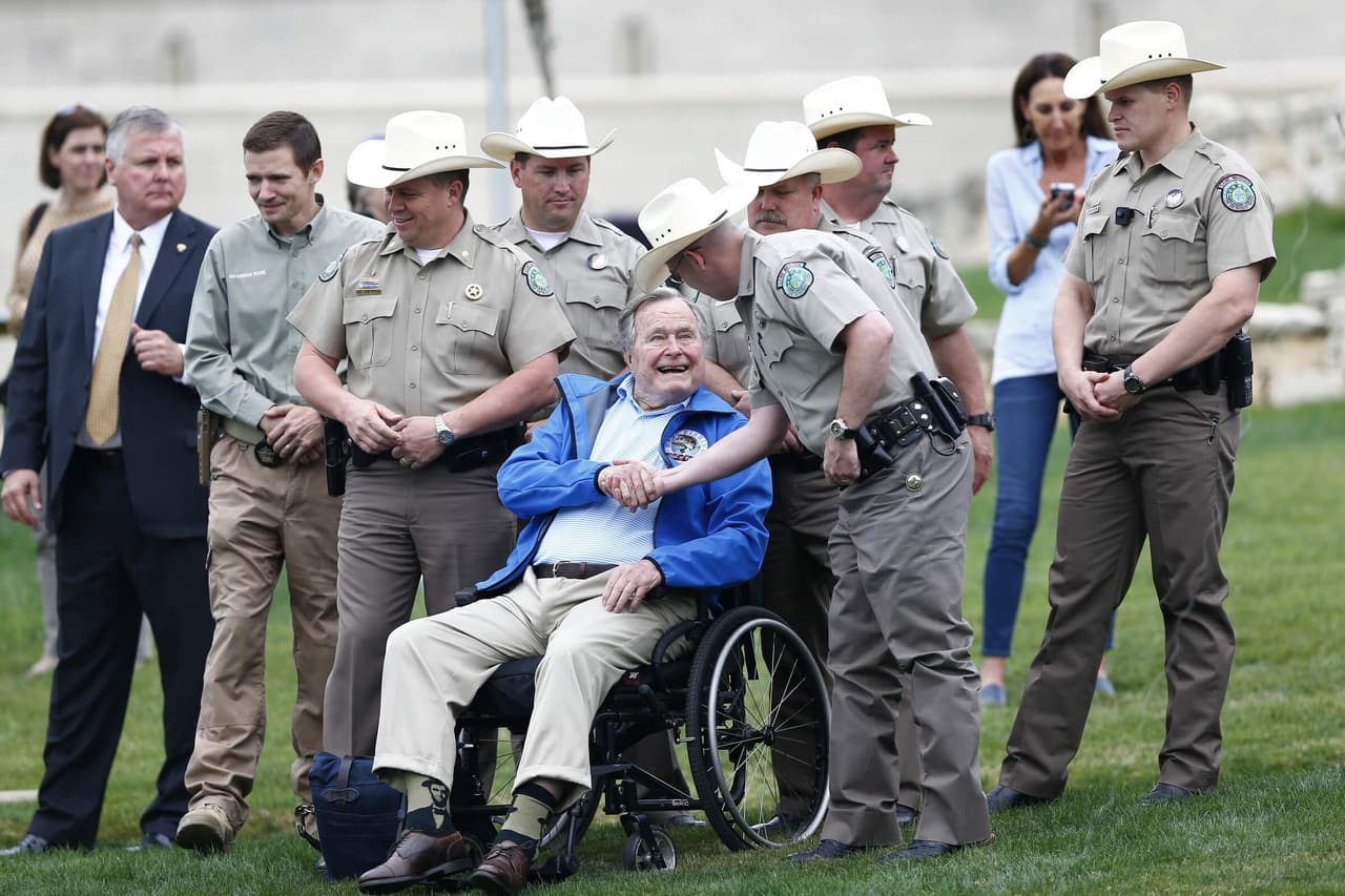 Bush esperaba que la gente no creyera que "este viejo muchacho está volviendose raro". Vestir calcetines coloridos era su forma de mostrar alegría de vivir, más allá de su nueva situación de movilidad reducida. "Me encanta estar activo, practicar deportes (...) pero tu solo enfrentas la realidad y haces lo mejor sobre ella", dijo. Aquí, Bush viste unos calcetines del presidente republicano Abraham Lincoln.