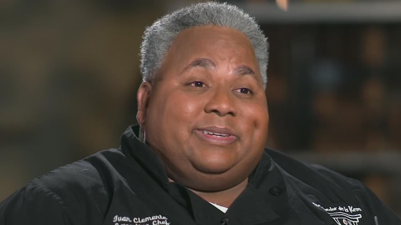 El chef que fue reconocido como MiUnivisionario 2022 por alimentar a Puerto Rico con comida y amor