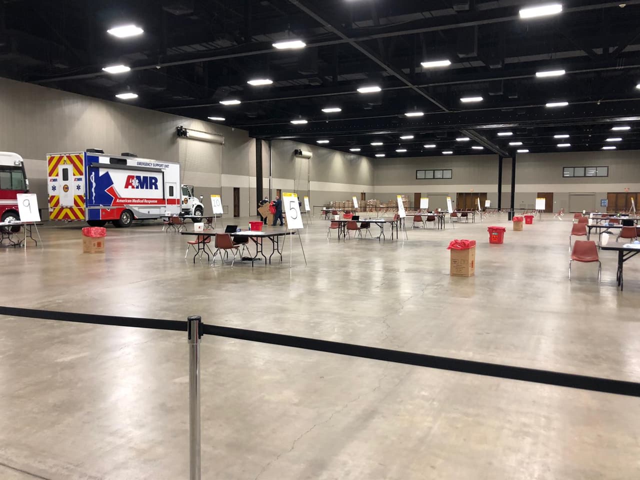 La ciudad de Arlington abrió un nuevo centro en donde se vacunará al personal de emergencia y trabajadores de salud en contra del coronavirus.
<br>