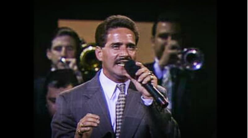 El escenario se puso tropical al ritmo de 'Bailando' interpretada por Frankie Ruíz. Ruíz fue uno de los grandes exponentes de la música tropical durante los 70, 80 y 90.