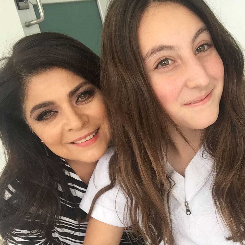 Madre e hija son las mejores amigas, van a todas partes juntas y hacen cualquier tipo de actividades. Aunque no se parecen en nada son muy afines y el amor que sienten una por la otra es más que evidente.