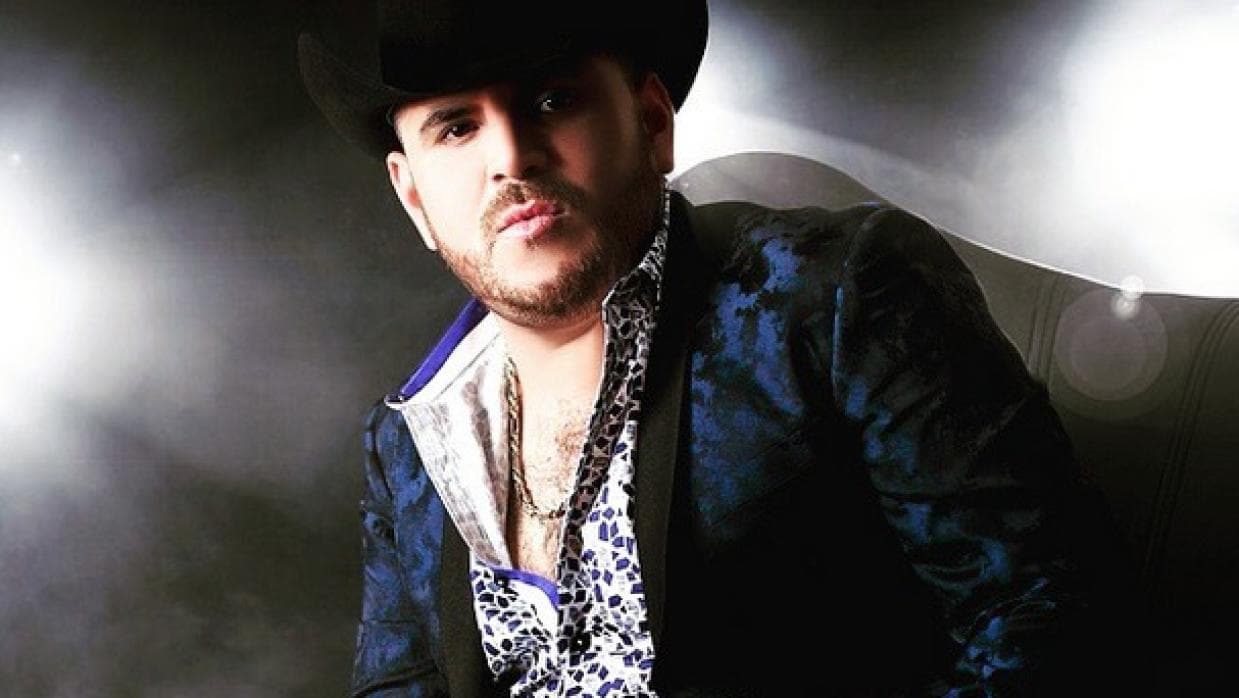 El Komander, es otro invitado al máximo evento musical del verano y está entre los nominados a 'Mejor canción para 'La troca', con su canción: 'El gallero'.