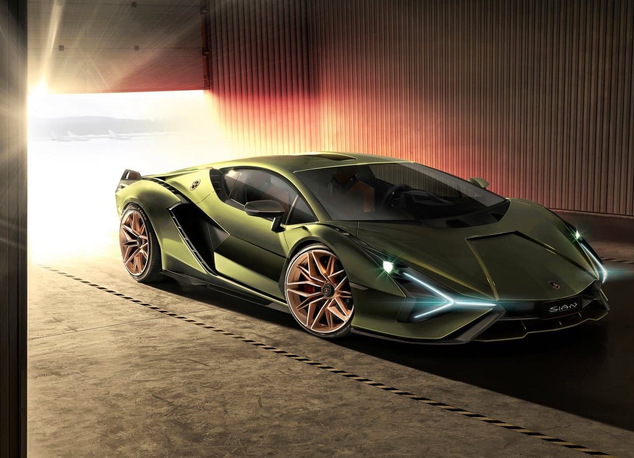 <b>Lamborghini Sián</b>
<br>
<br>El Sián no solo es el primer híbrido de producción en la historia de Lamborghini, sino también el modelo más potente del fabricante italiano. Incorpora un motor V12 atmosférico de 6.5 litros y 785 caballos de fuerza, acompañado por un motor eléctrico que incrementa su potencia a un total de 819 caballos de fuerza.
<br>
<br>A diferencia de otros modelos híbridos, el Sián no usa baterías de iones de litio para acumular la energía eléctrica, sino que emplea supercondensadores, los cuales ofrecen toda su potencia de una manera más eficiente e inmediata.
<br>