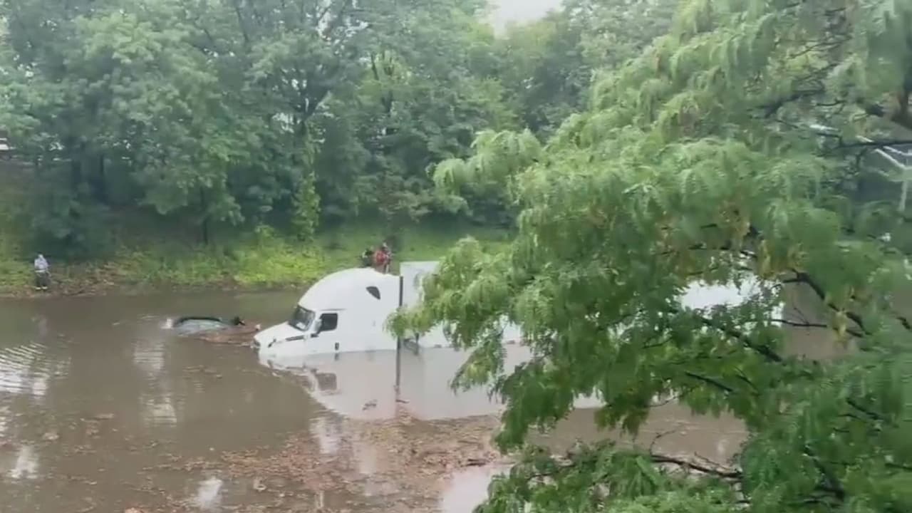 Autos bajo el agua en la Clearview Expressway tras inundaciones repentinas en Nueva York
