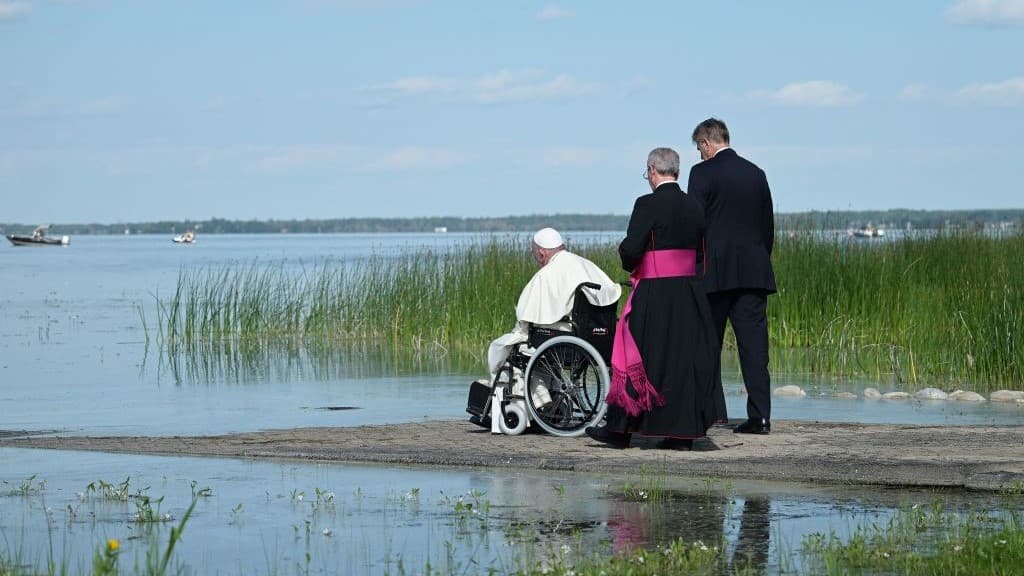 En silla de ruedas, papa Francisco bendijo el lago de Santa Ana honrando costumbres indígenas en Canadá