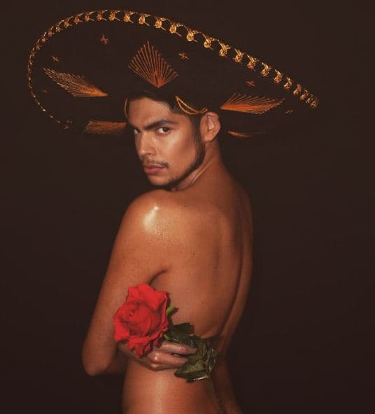 Con influencias de Juan Gabriel, Rocío Dúrcal, Thalía, María Félix y algunas telenovelas, James Leyva busca llevar a todo el mundo su pasión por México y la cultura latina.