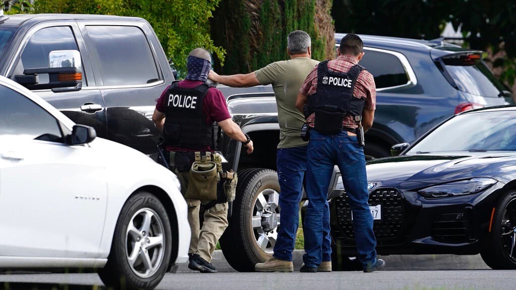 Es ciudadano de EEUU y seguidor de Trump. Agentes de ICE lo detuvieron y lo esposaron porque  "lucía hispano"