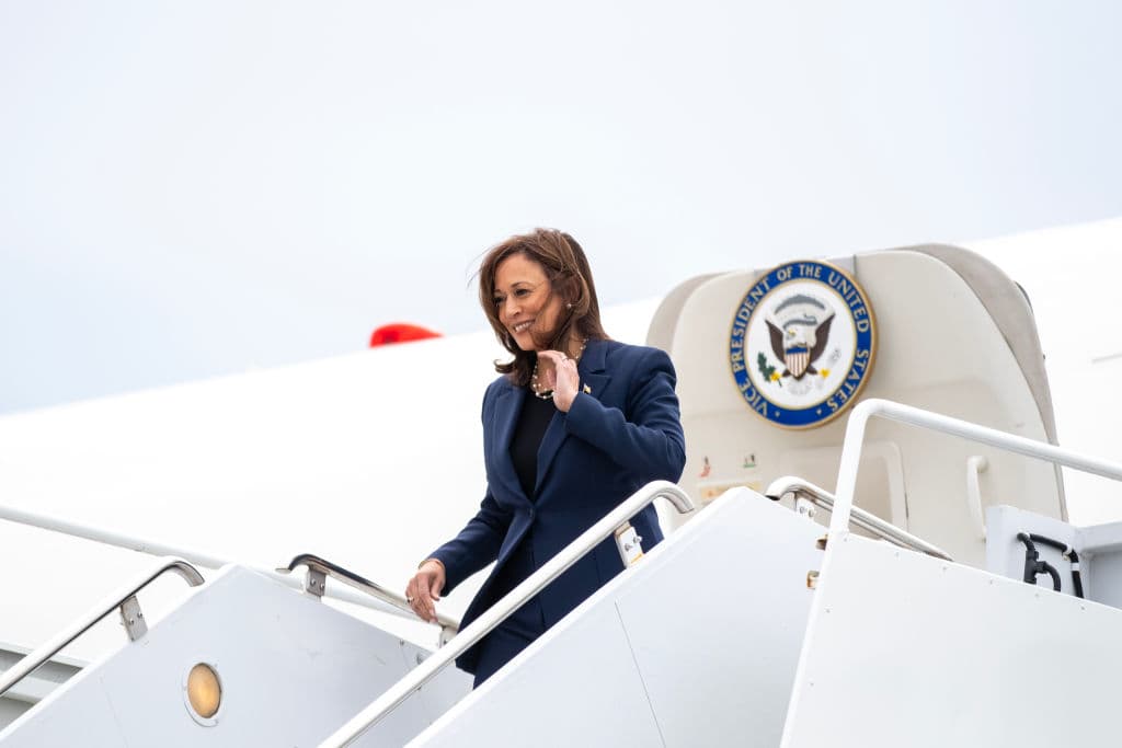 La candidata presidencial demócrata y vicepresidenta de Estados Unidos, Kamala Harris, desembarca del Air Force Two en el Aeropuerto Internacional Milwaukee Mitchell el 23 de julio de 2024 en Milwaukee, Wisconsin.
