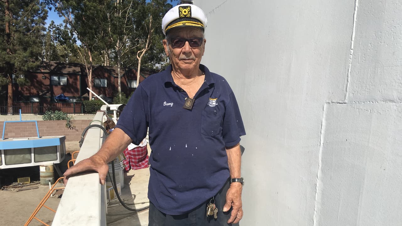 Un mecánico pasa la mitad de su vida construyendo un barco en el patio de su casa