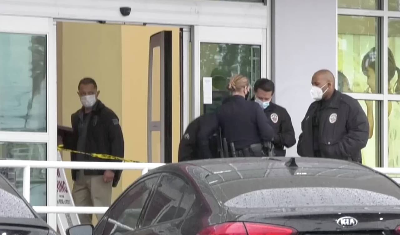 Las autoridades están revisando videos de vigilancia y de cámaras corporales para determinar qué fue lo que sucedió.