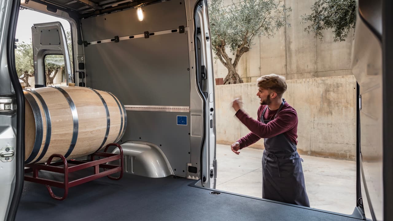 El área trasera de los Mercedes-Benz Sprinter 2019 para carga es amplio y altamente configurable.
