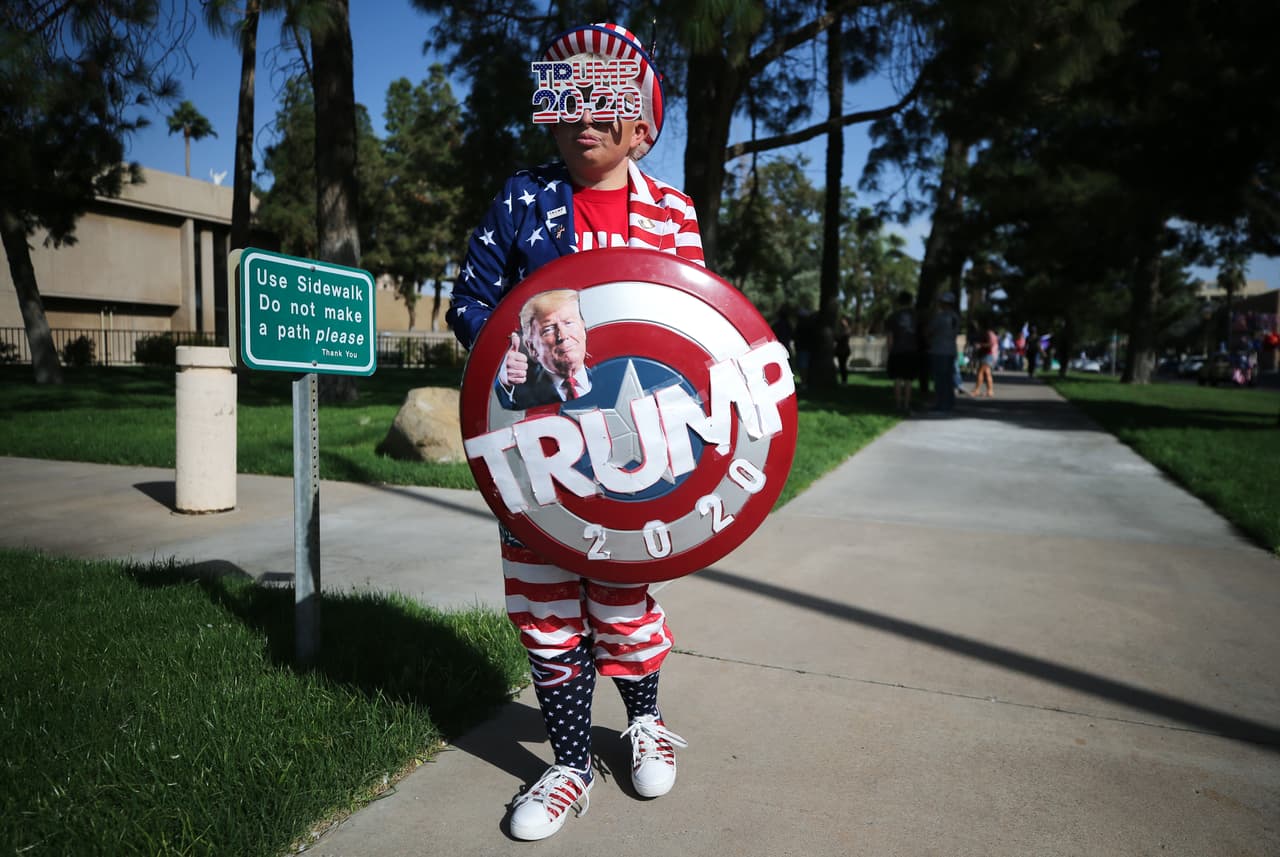 Un simpatizante de Trump camina por las calles del centro de Phoenix para participar en la protesta.