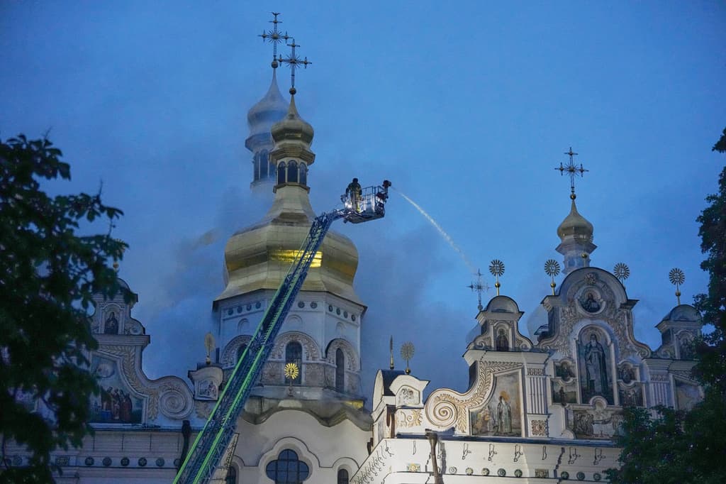 Los bomberos extinguieron un incendio en la Lavra de Kiev-Pechersk, también conocida como el Monasterio de las Cuevas, tras un ataque ruso con misiles y drones en Kiev, Ucrania, el lunes 15 de junio de 2026.
