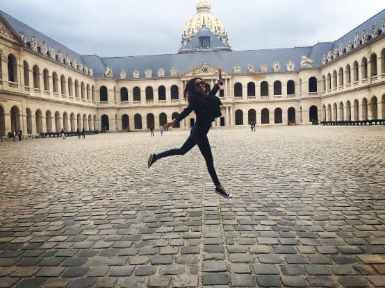 Disfrutando del patio central del Palacio Nacional de Los Inválidos.