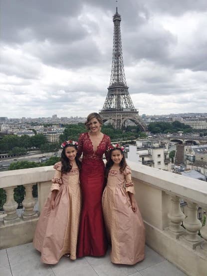 ¡Ya listas para la boda! Las niñas de Karla lucen encantadoras de princesas renacentistas.