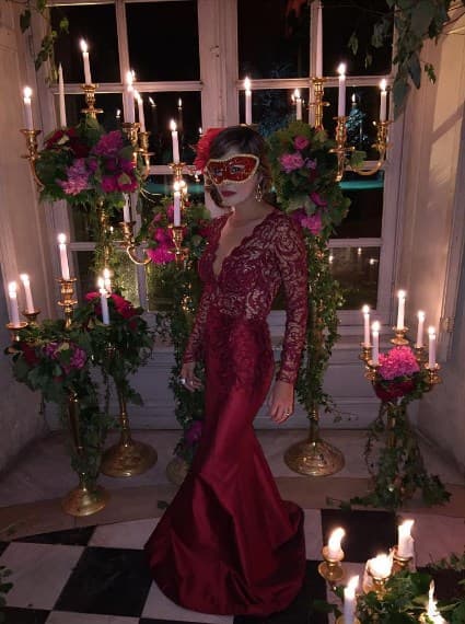 ¡Guapísima! Karla luciendo un sensual vestido color rojo con transparencias. Su hermana menor se casó en Francia.