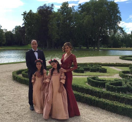 ¡Adorable familia! Karla, su esposo Emerson y sus princesas, Antonella y Michaella.