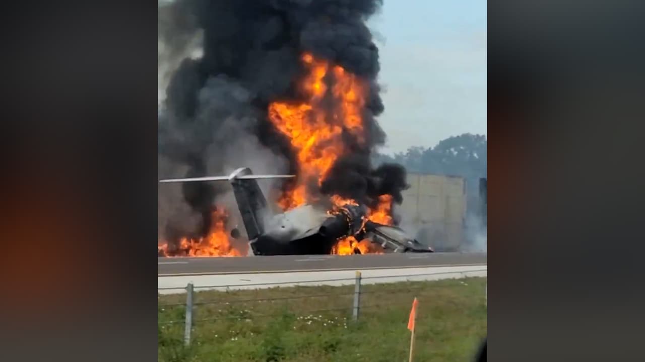 Avioneta choca contra un auto y se incendia en la I-75, hay al menos dos muertos
