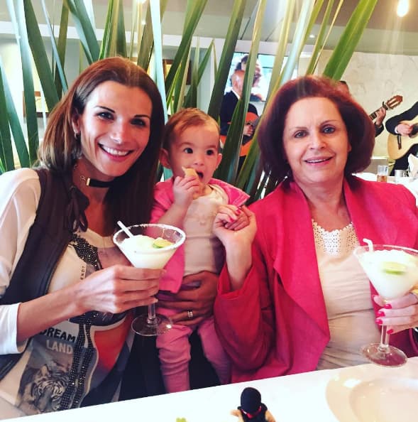 Alan Tacher: "Llegando a mi #mexicolindoyquerido y ya mi @cristybernal sonsacando a mi Santa madre a tomarse unas margaritas!!!! Hahaha Ajuaaaaaaaaaa #fiesta #familia #sabroson". (Julio 15, 2016)