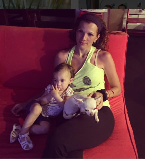 Alan Tacher: "Creo que hay paz y tranquilidad aquí.... Q bonito es lo bonito .. @cristybernal @michelletacherbernal #boo #viendopeliculas #lasamo". (Julio 12, 2016)