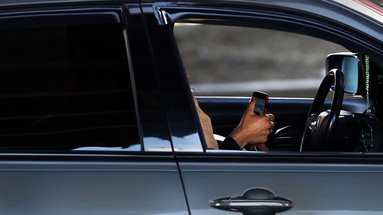 Según un estudio de la agencia AAA, en comparación con las mujeres, los hombres son tres veces más propensos a bajarse de un auto para discutir y enfrentarse con otras personas. Autoridades en Dallas reportan, por ejemplo, que tan solo en las últimas dos semanas cuatro conductores han muerto en el área en medio de este tipo de casos.