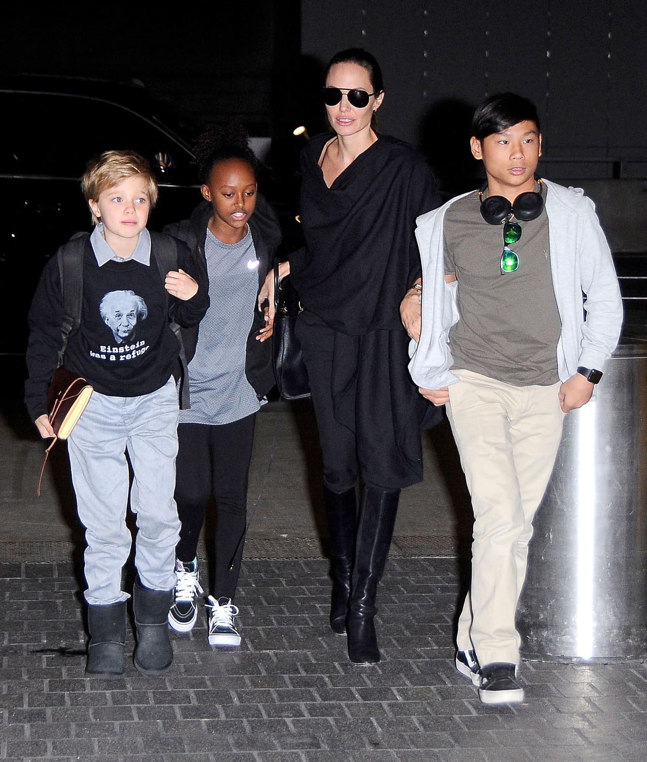 Como siempre Angelina muy bien acompañada por sus hijos.