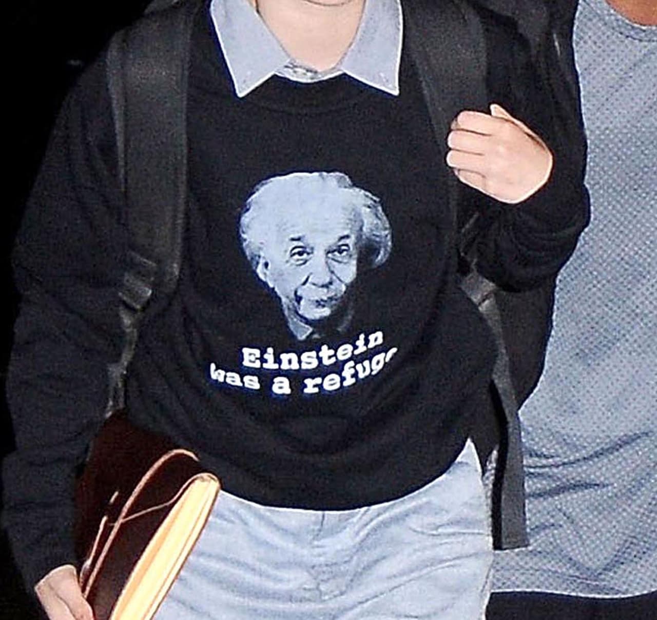 En primera por el mensaje de su sudadera.