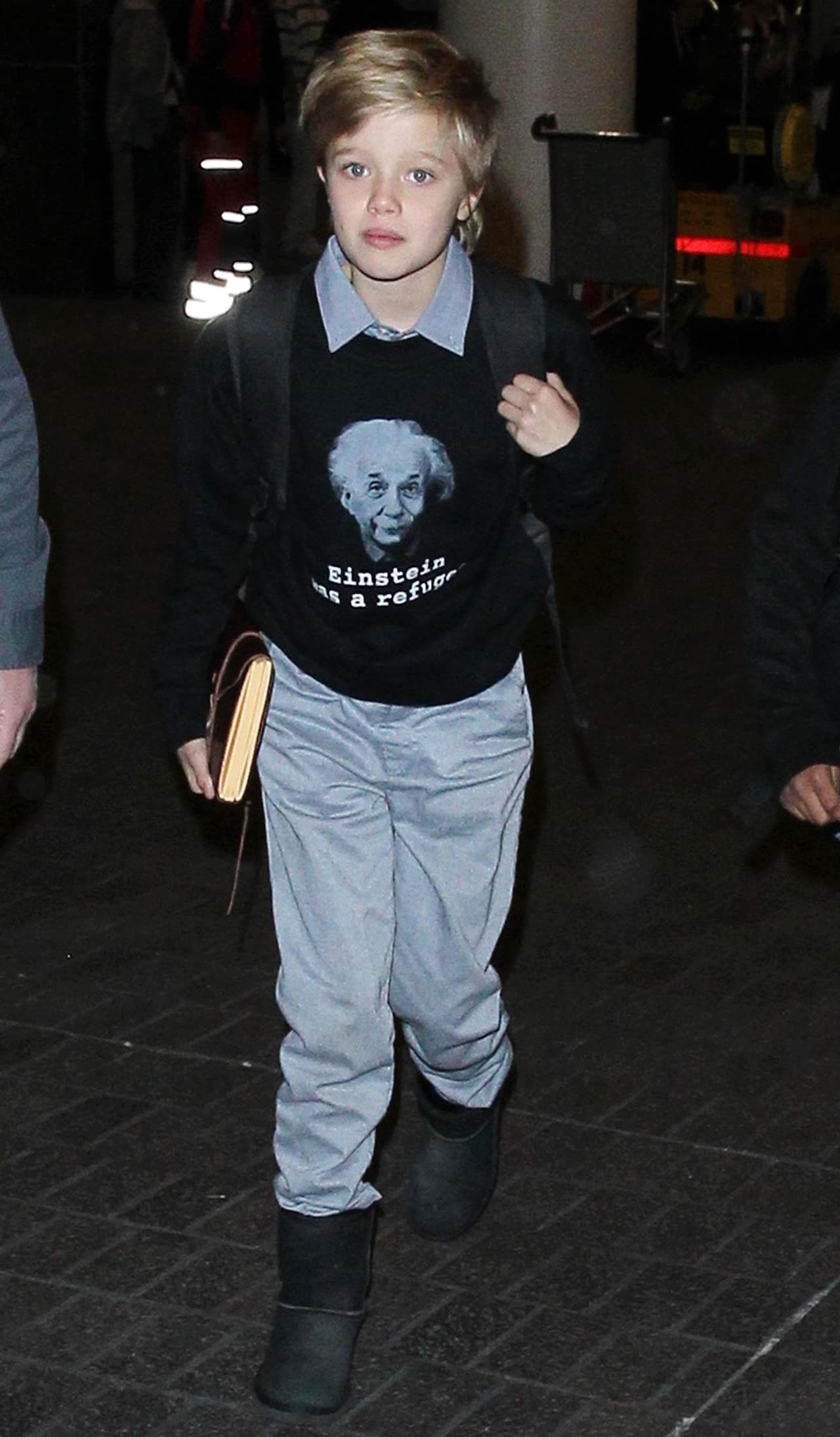 En segunda por el graaan parecido que tiene con su guapo y famoso papá, Brad Pitt.