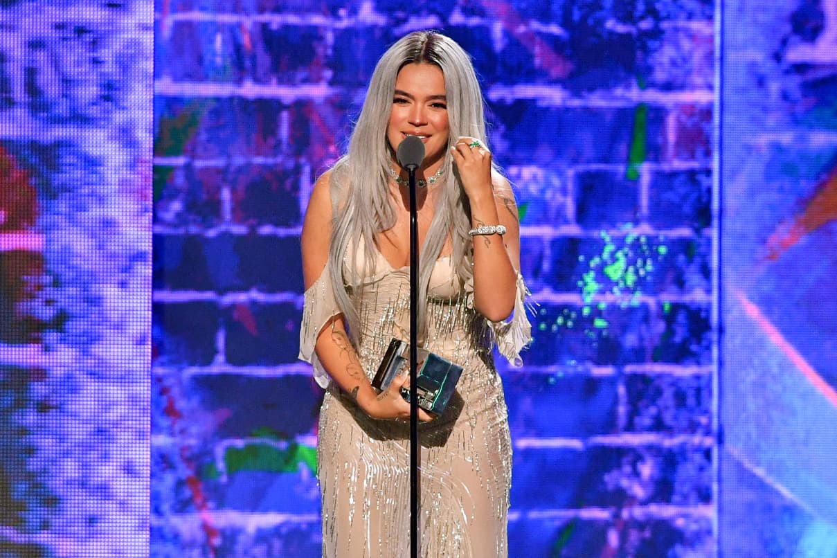 En la categoría a
<b> Artista de la Juventud Femenina</b>, el premio fue para
<b>Karol G</b>, quien agradeció a sus fans y dio unas palabras especiales sobre el empoderamiento femenino en la industria musical. Al final de la noche, la colombiana fue
<b><a href="https://www.univision.com/shows/premios-juventud/los-mas-ganadores-de-premios-juventud-2021-fotos" target="_blank">la más galardonada</a></b> de la ceremonia.