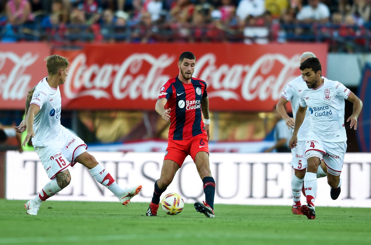 Marcos Senesi juega para el Feyenoord, aunque nació en San Lorenzo y se fue por €7 millones este año. Juega como central o lateral izquierdo.