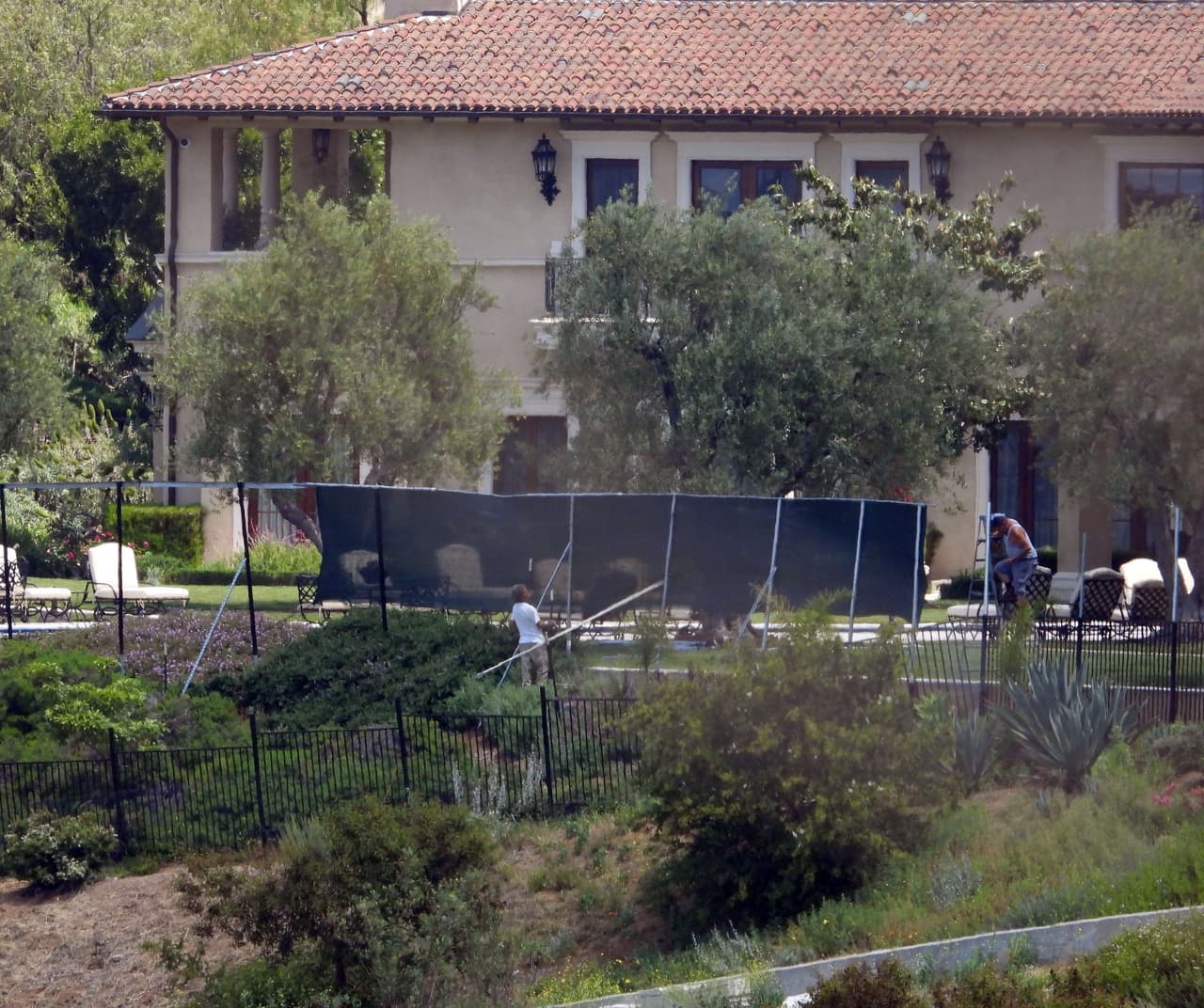 Aseguraron que los paparazzi 
<b><a href="https://www.univision.com/famosos/harry-y-meghan-markle-ganan-una-batalla-agencia-de-noticias-se-disculpa-por-las-fotos-que-le-tomaron-a-archie-fotos" target="_blank">usaron drones y lentes largos </a></b>para conseguir fotos de Archie en el interior de la mansión en la que vivieron en Beverly Hills entre marzo a junio pasados. La agencia X17 respondió la demanda y pidió disculpas, comprometiéndose con el famoso matrimonio a entregarles el material. 
<br>