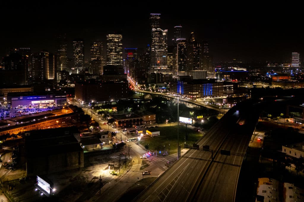 Hasta el viernes 12 de julio, el Departamento de Bomberos del condado Harris reportaba más de 200 envenenamientos por 
<b><a href="https://www.univision.com/local/houston-kxln/como-prevenir-muertes-por-monoxido-de-carbono-al-utilizar-generadores-tras-el-paso-del-huracan-beryl-video" target="_blank">monóxido de carbono</a></b>, provocados por la inhalación de los gases de los generadores eléctricos portátiles. A Larry Nelson, sus vecinos lo han cuidado de eso.