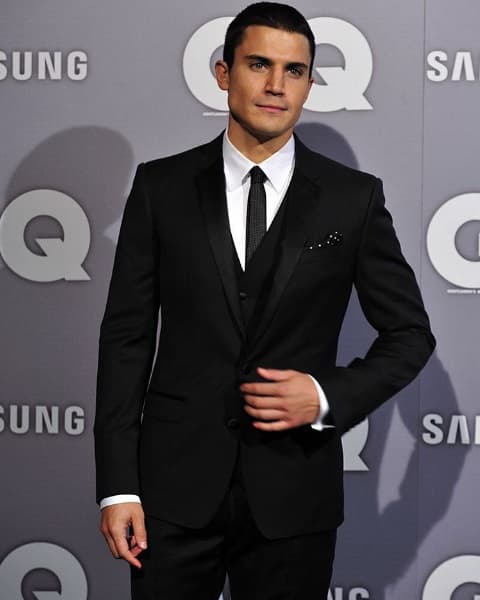 Álex González: El sexy actor español aterriza en UniMás