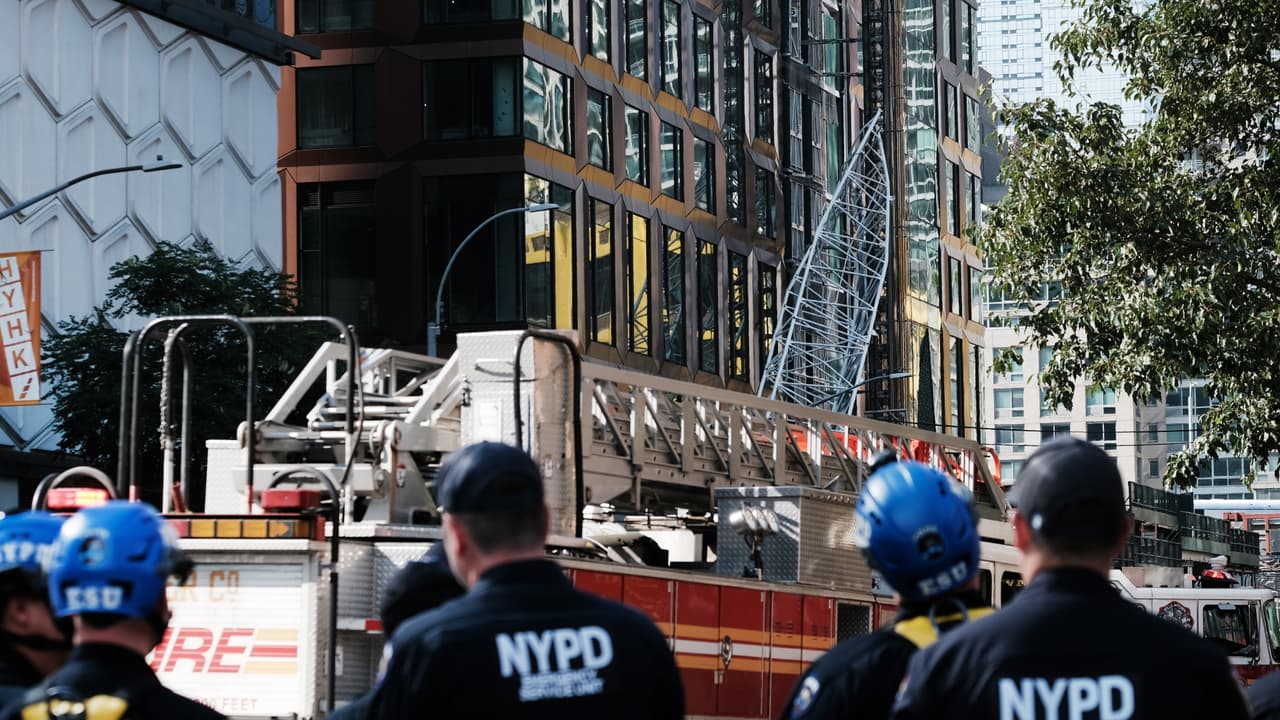El incidente ocurrió en la Décima Avenida oeste con calle 41, en Manhattan, y según testigos, la grúa se incendió antes de que su brazo hidráulico se desplomara con 16 toneladas de concreto.