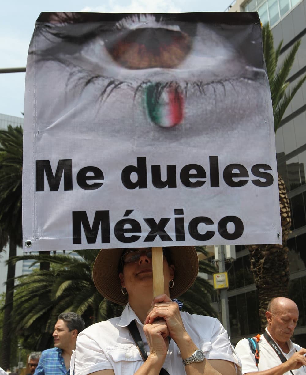 "Cuando se triunfó se dijo que no iba a ser un cambio de gobierno, sino un cambio de régimen. Íbamos a acabar con la corrupción, los privilegios, los lujos de gobierno e íbamos a respetar a todos, pero íbamos a dar preferencia a los humildes", subrayó López Obrador.