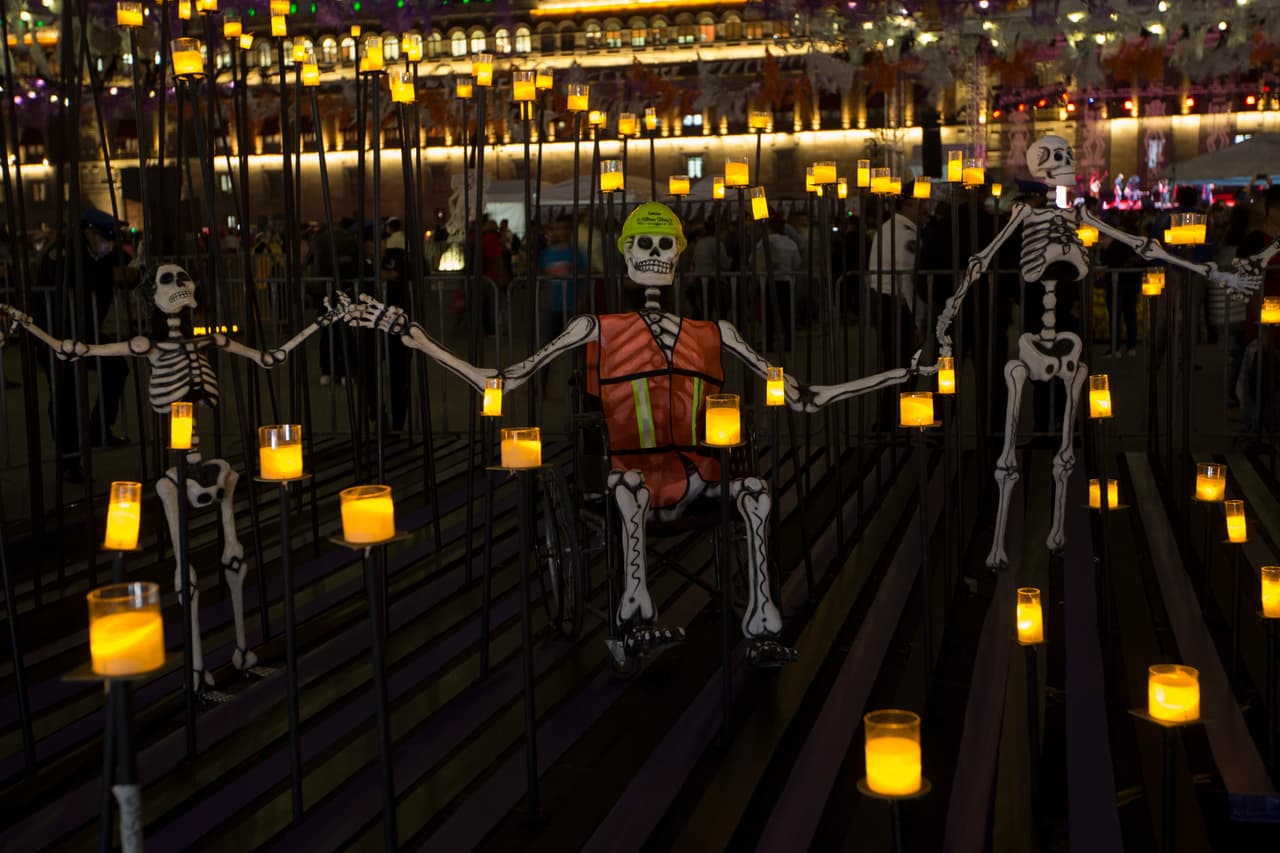 La figura de un esqueleto vestido con un chaleco y casco de rescatista en el Zócalo, la plaza central de la capital mexicana, recuerda los tensos momentos después del sismo del 19 de septiembre que dejó 228 fallecidos sólo esa ciudad. Es parte de un altar en honor a las víctimas de la tragedia colocado en conmemoración por el Día de los Muertos.