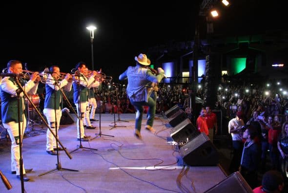 ¡Univisión Arizona sí cumple con su gente! Después de la tormenta, vino un súper concierto con El Dasa y la Arrolladora Banda Limón. Miles de personas bailaron, cantaron y además compartieron con el talento de radio y televisión de Univisión Arizona.